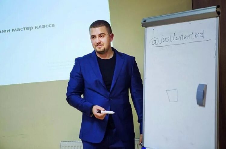 Александр соколовский ростов на дону. Человек за компьютером. Пэрис хилтон и алекс смерфит. Предприниматель денис москва. Инстаграм бизнесменов.