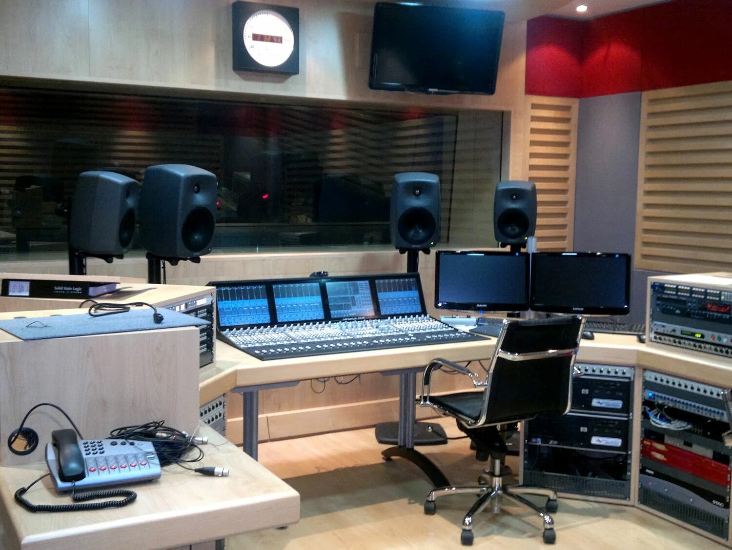 Студия радиостанции. Радио студия. Радио студия. Радио студия. Современная радиостудия.