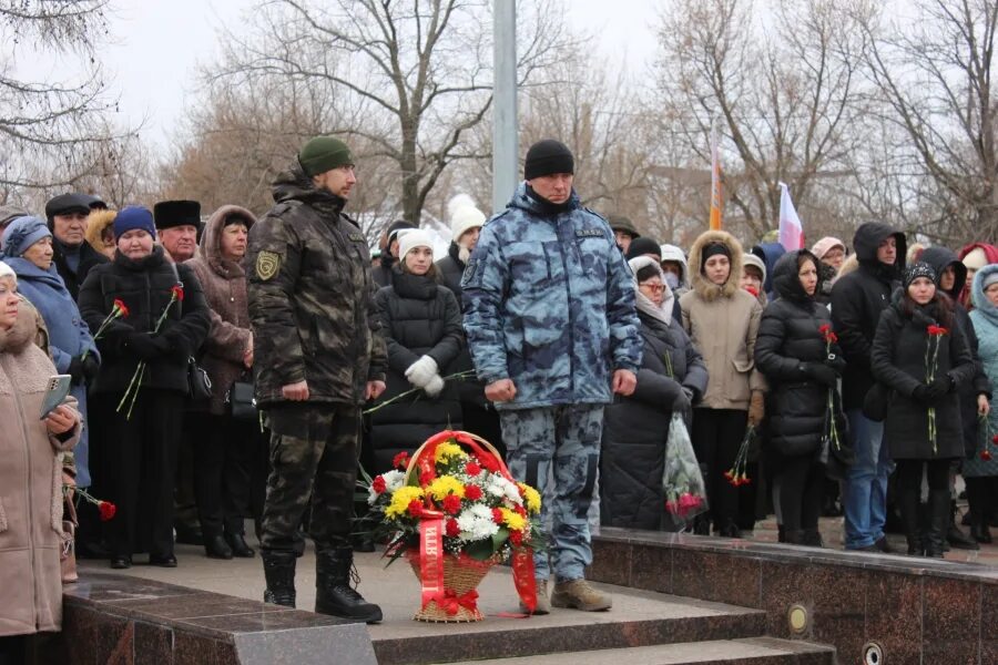 Памятник погибшим в сво в Саратове. Саратов парк Победы землякам погибшим в локальных войнах. Памятники погибшим в сво на Украине. Землякам погибшим в сво. Увековечивание памяти погибших при защите