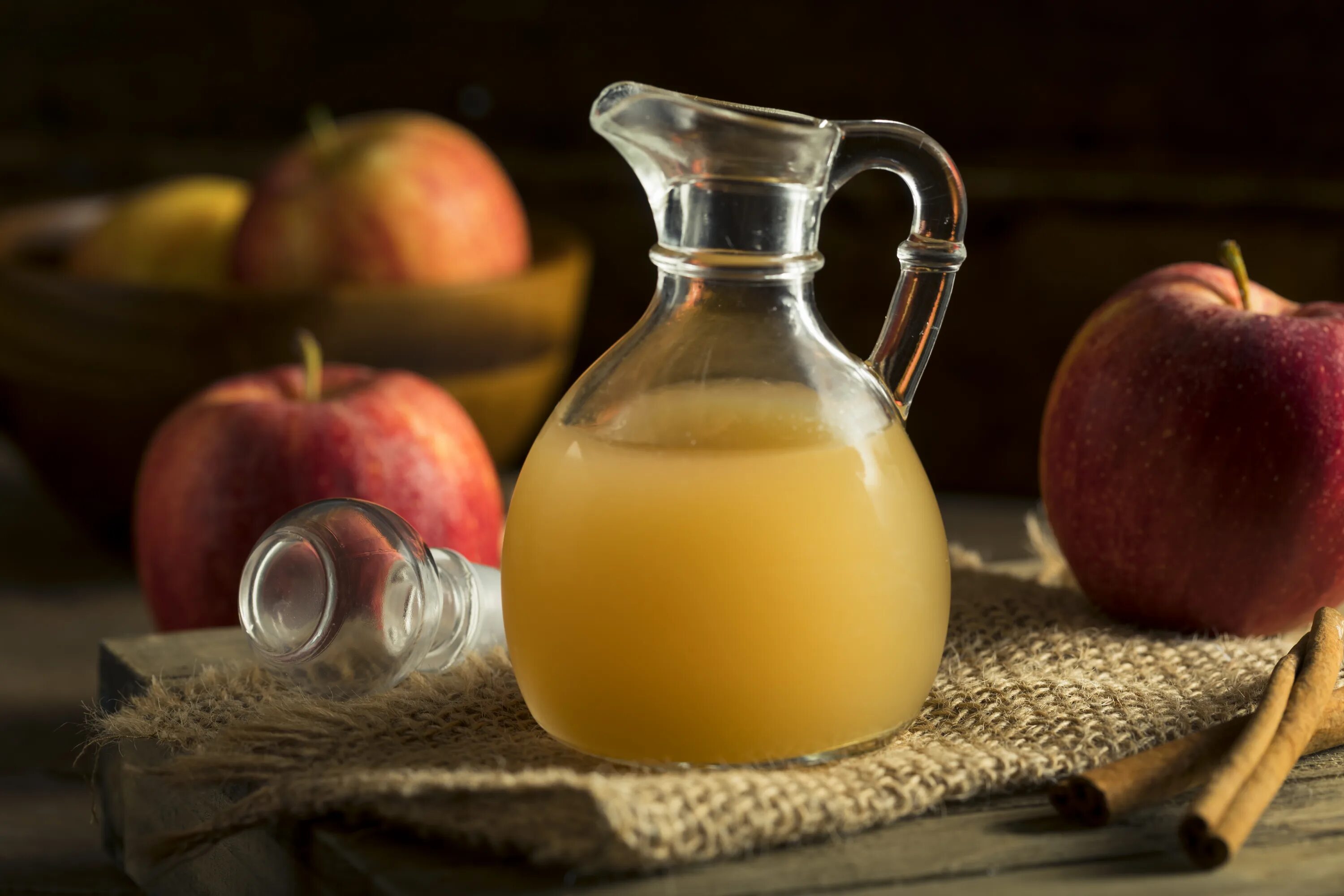 Вред яблочного уксуса с водой. Яблочный уксус Apple Vinegar. Яблочная эссенция. Домашний яблочный уксус. Яблочный уксус фото.