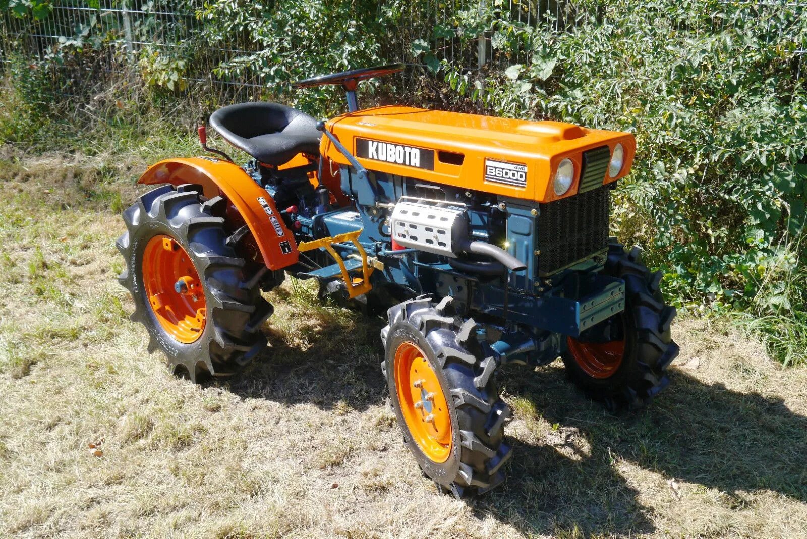 Мини трактор кубота. Kubota b6000. Трактор Kubota b6000. Кубота в 6000. Мини трактор Кубота b225d.