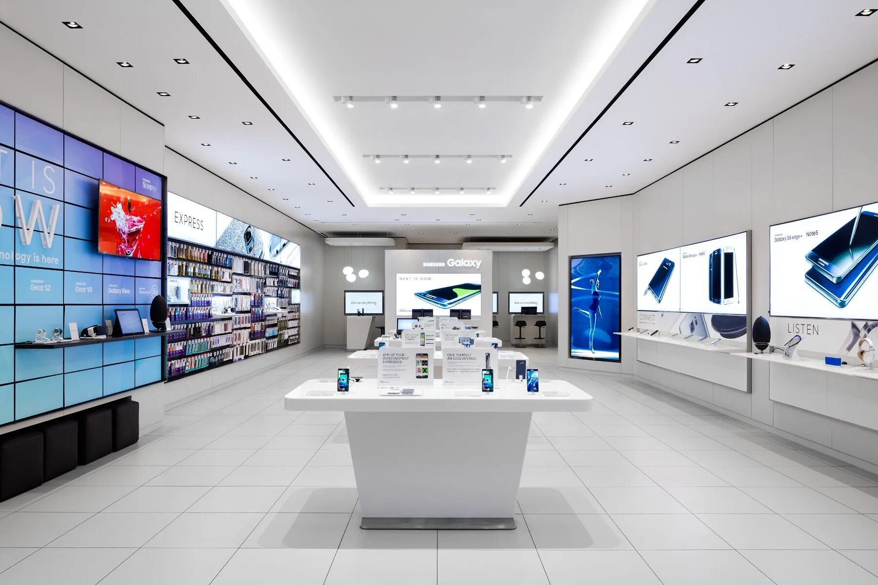 Samsung Showroom. Samsung Store. Интерьер магазина техники. Интерьер магазина электроники.