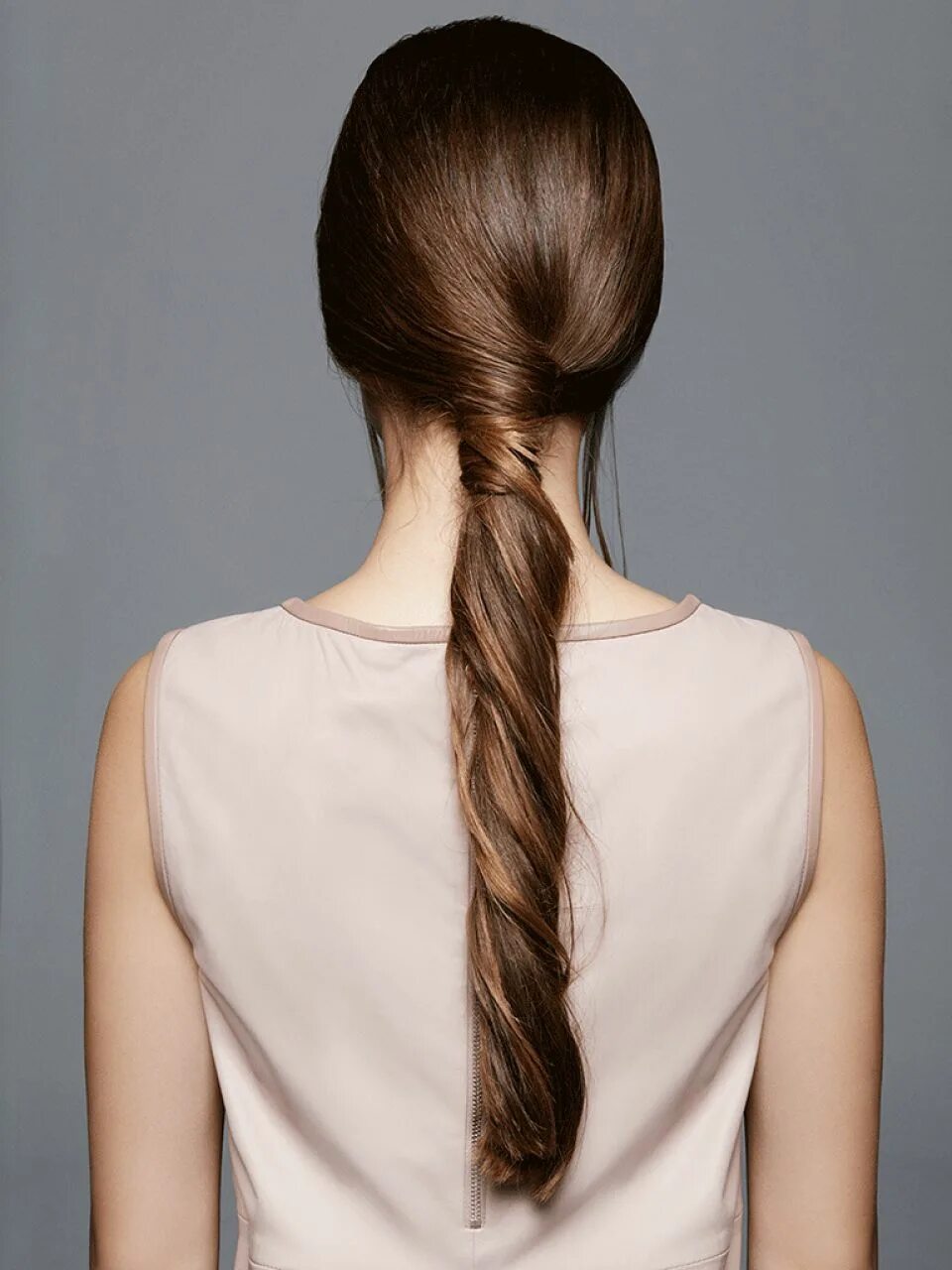 Модель для прически до. Волосы треугольником сзади на длинные. Подравнять длинные волосы. Объемные волосы у женщины сзади. Длинные волосы со спины.