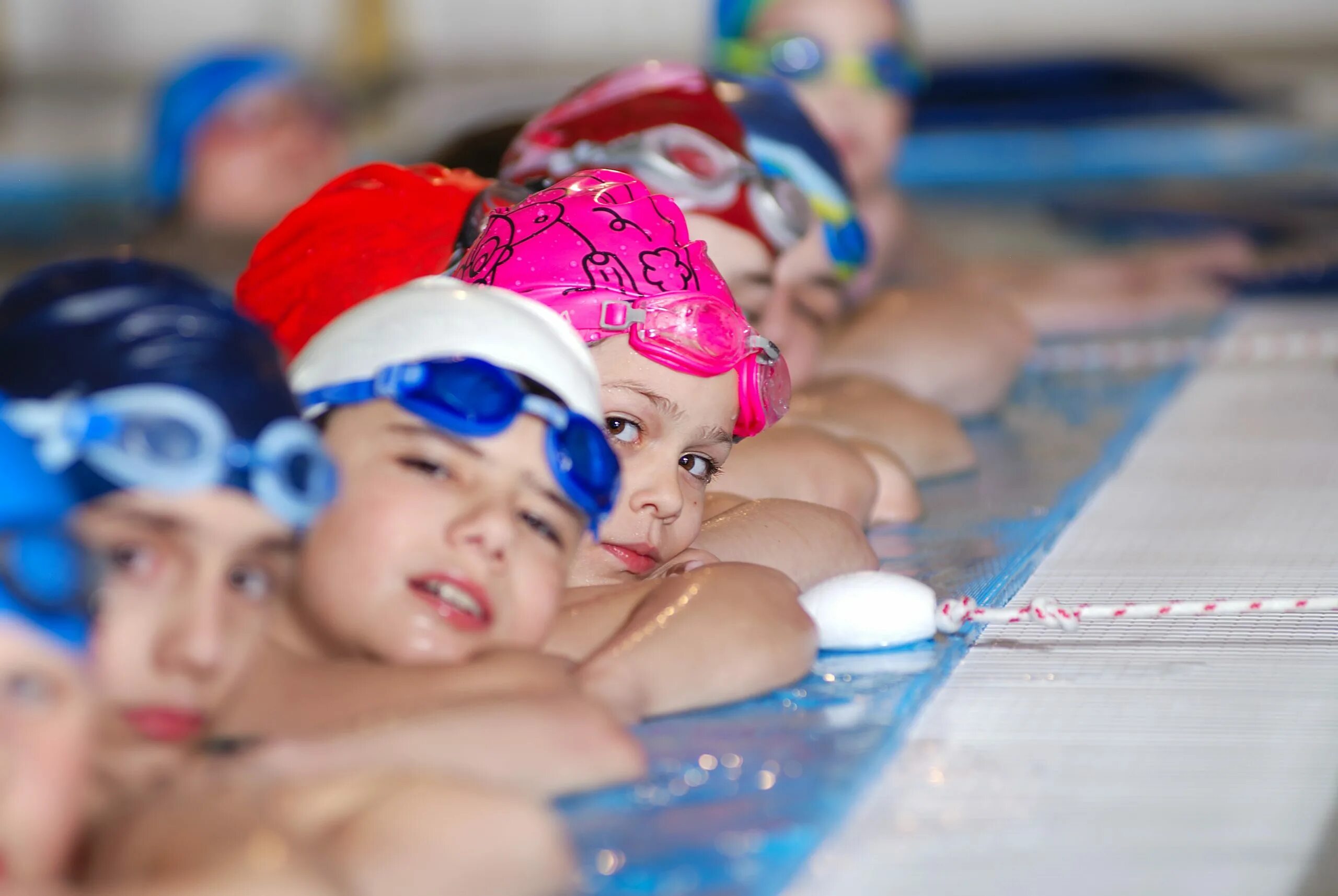 The children are swimming. Дети в бассейне. Плавание дети. Плавание в бассейне дети. Занятия в бассейне для детей.