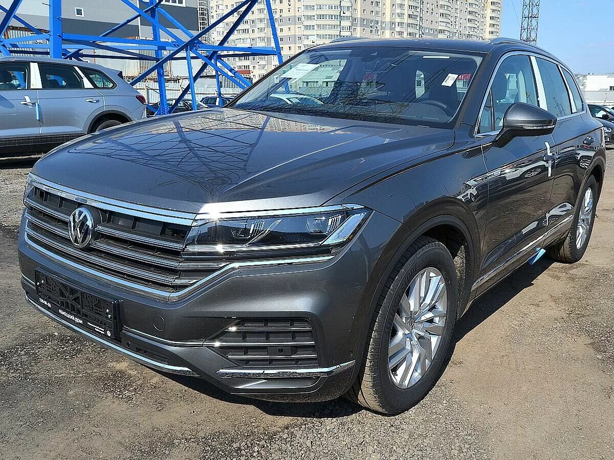 Volkswagen touareg 3 2. Фольксваген Туарег 2021 серый. Volkswagen Touareg 2022 антихром. Фольксваген Туарег новый серый. Volkswagen Touareg 2020 Grey.