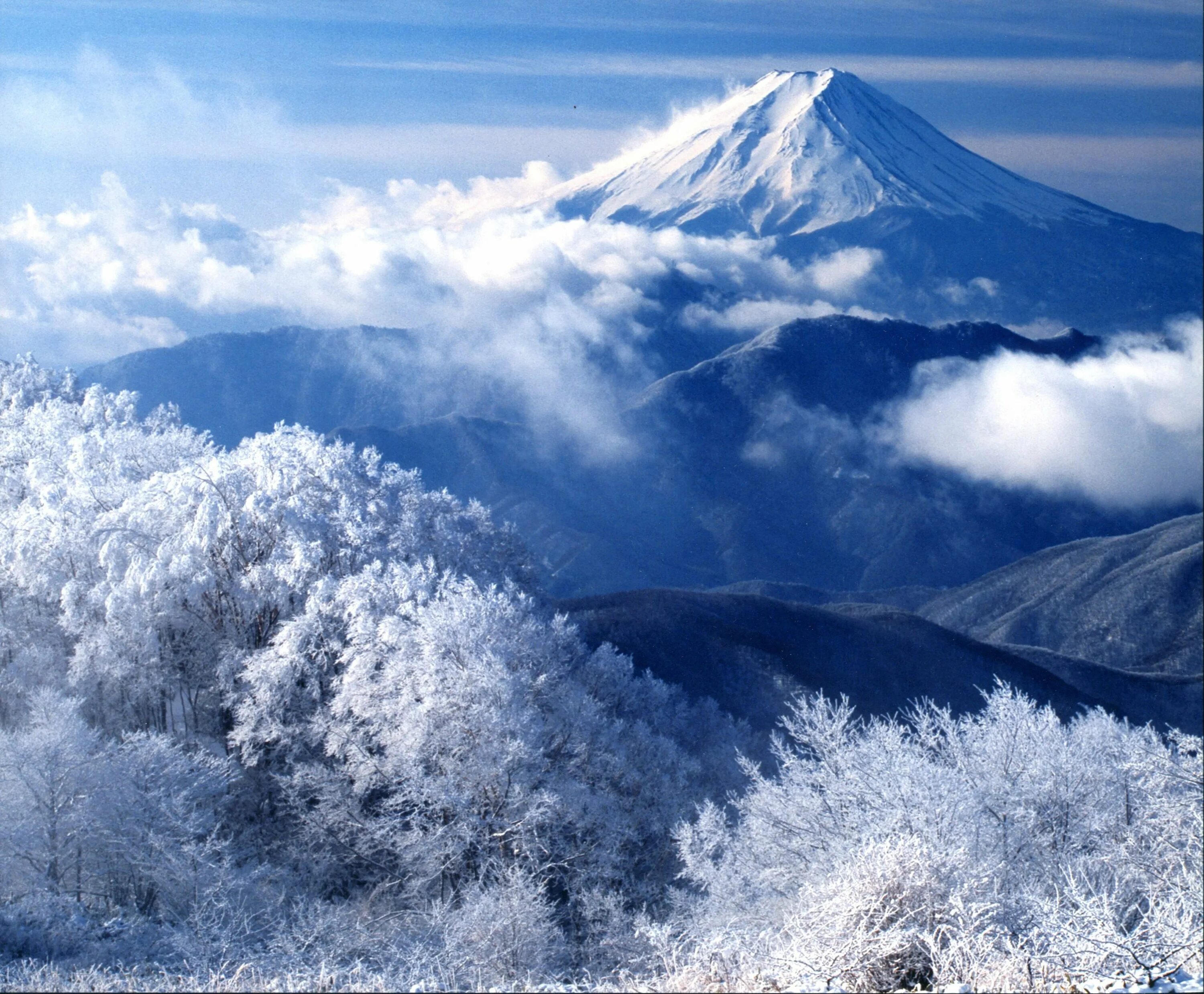 Гора Фудзияма в Японии. Зима Япония Фудзи. Гора Фудзияма зимой. Гора Фудзи зимой. 3 фудзияма