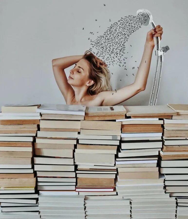 Книга много букв. Необычные фотосессии с книгами. креативная фотосессия с книгой. идеи для фотосессии с книгами. фотосессия с книжкой.