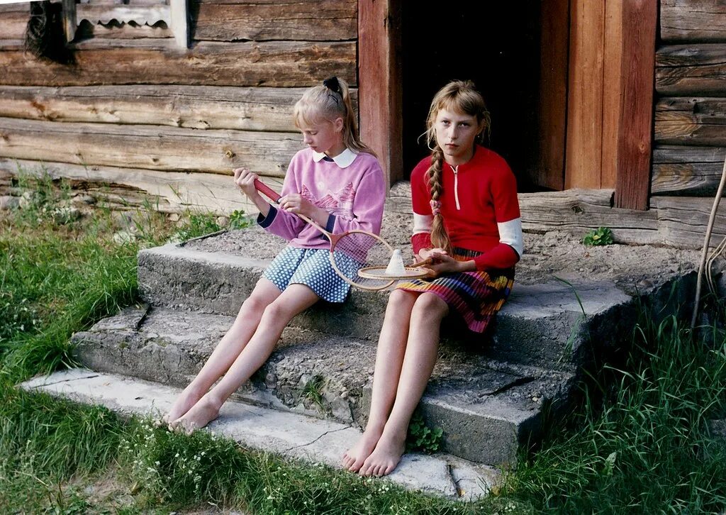 Подружки 11 лет. Девочка в деревне. Девочка подростки деревне. Девочка босиком в деревне. Босая деревенская девочка.