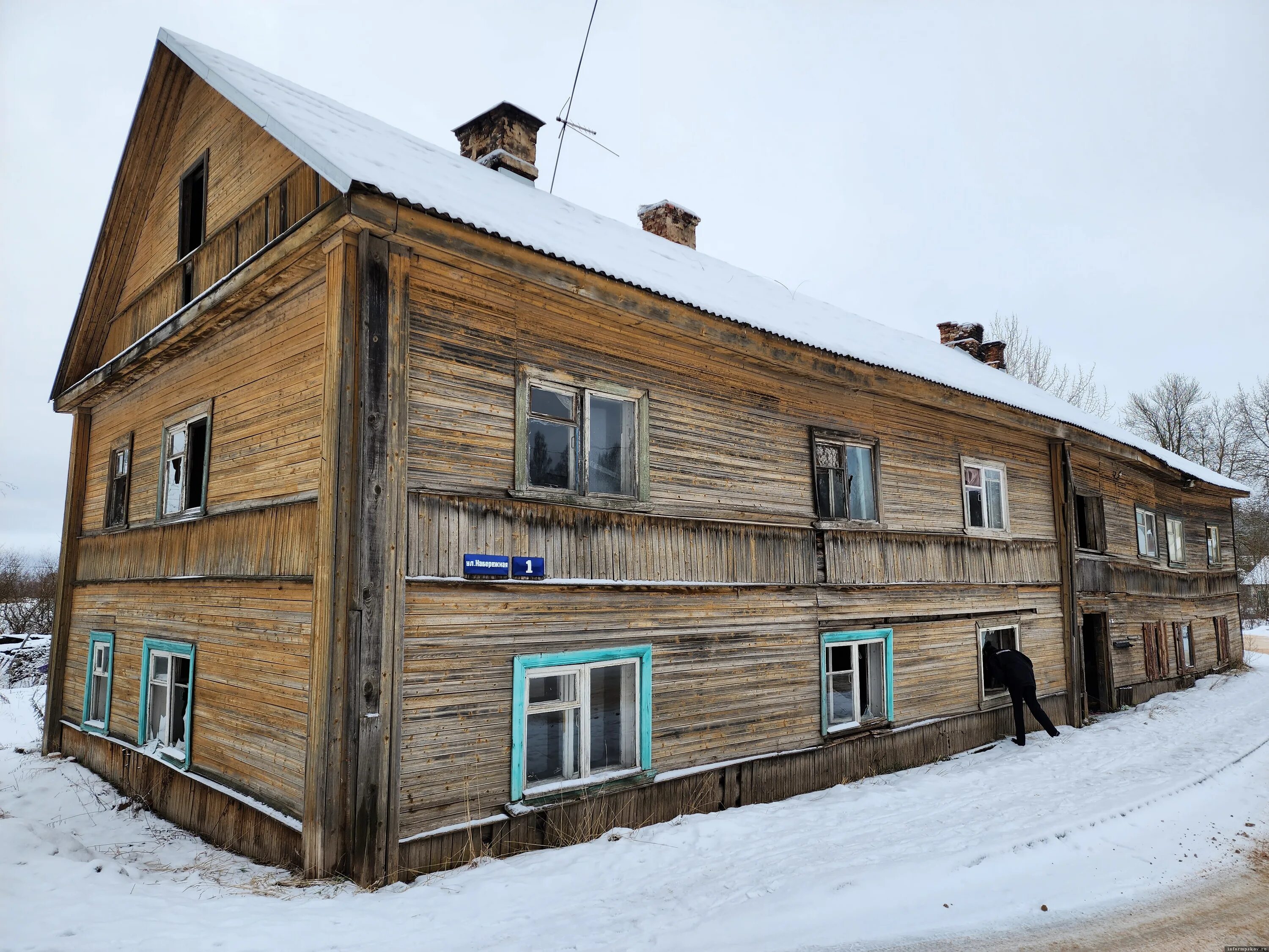 Палкино (Палкинский район). Аварийный дом. Деревянные пятиэтажки. Здание старой школы.