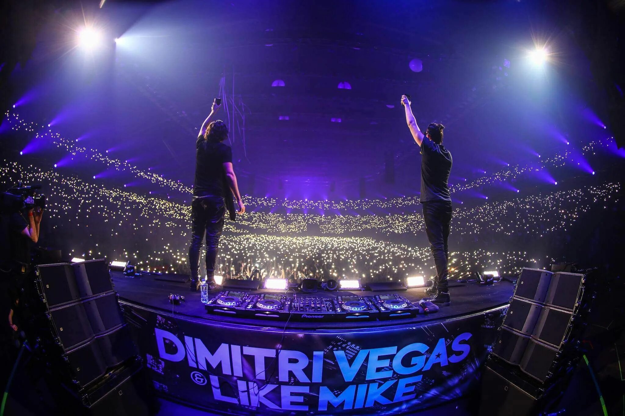 Tiesto like mike. Dimitri Vegas & like Mike. Dimitri Vegas & like Mike фото. Танцпол бигрум.