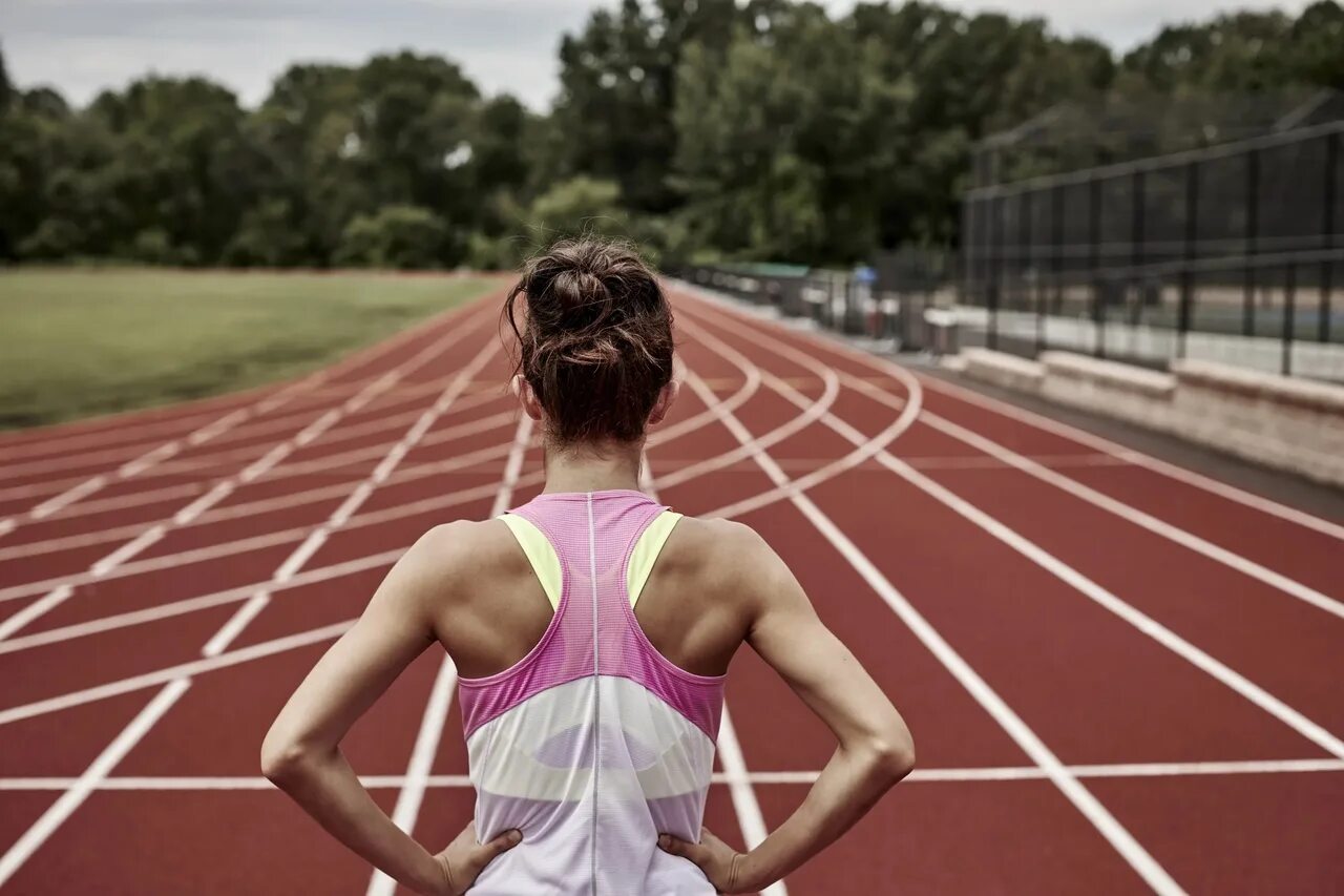 Спортсмен занимающийся атлетикой. Спортивный бег. Занятие спортом. Профессиональный бег. Спортивные люди.