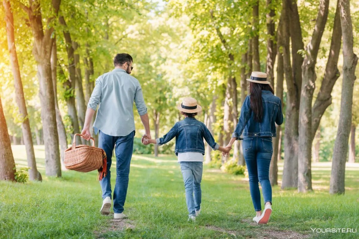 Прогулка 2 часа в день. Прогулки на свежем воздухе. Семья на прогулке. Прогулка в парке с детьми. Семья гуляет в парке.