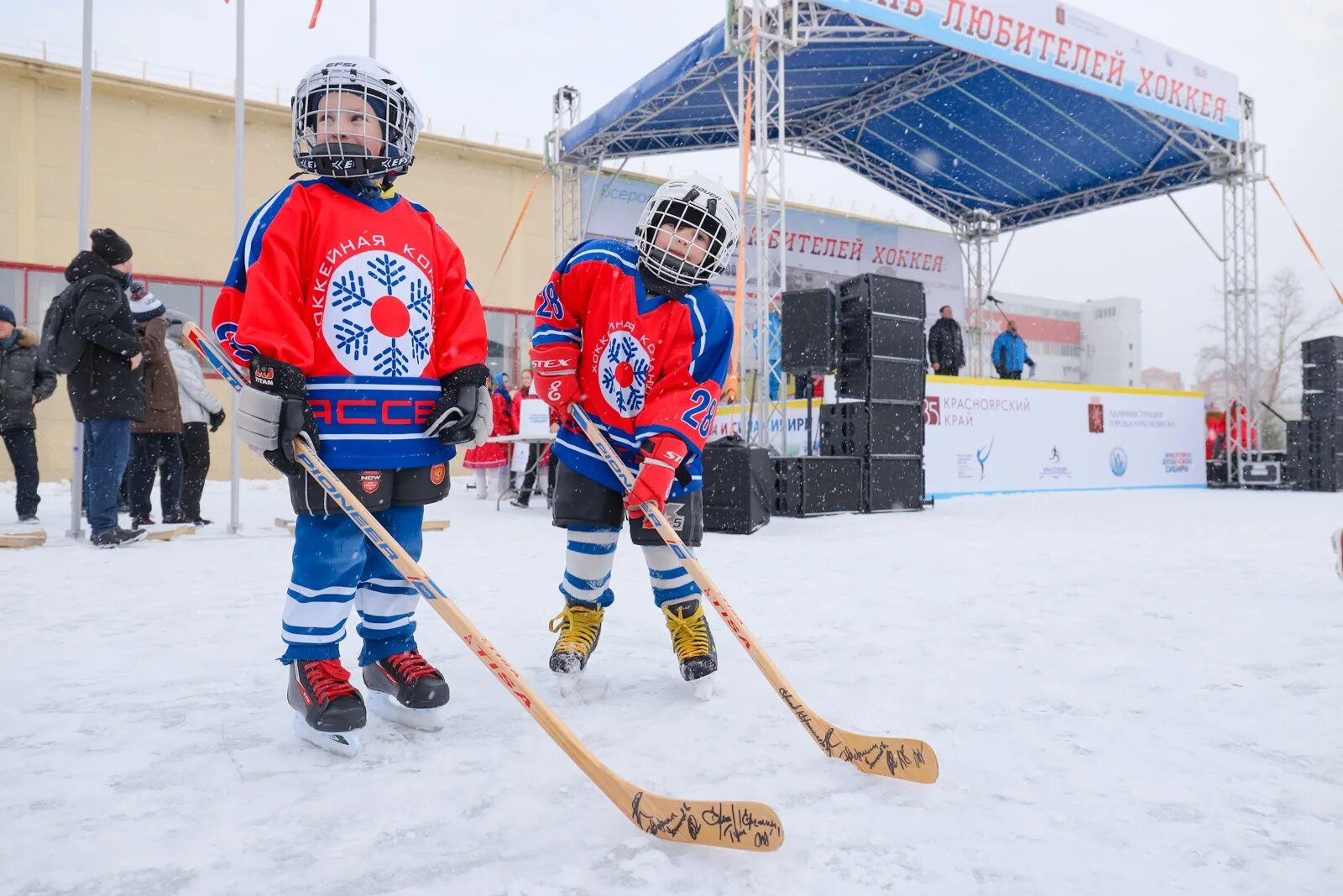 всероссийский день хоккея 1 декабря. здание снаружи хоккей в новокузнецке. 1 декабря праздник хоккея. 22 декабря день хоккея. всемирный день хоккея.