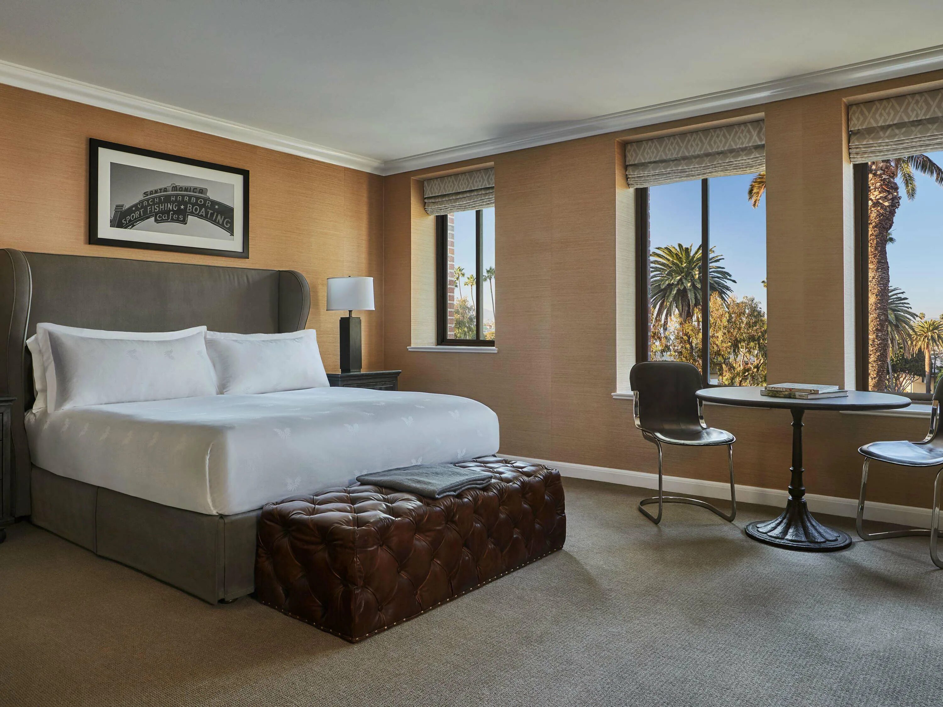 отель в сан фран=циско гранд. хаятт хаус отель. Fairmont room king. спальня в частном доме. спальня с кроватью и креслами.