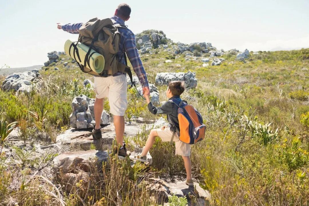 Туристы отец мать и два близнеца. Поход. Отец и сын путешествуют. Поход с сыном. Поход с сыном в горы.