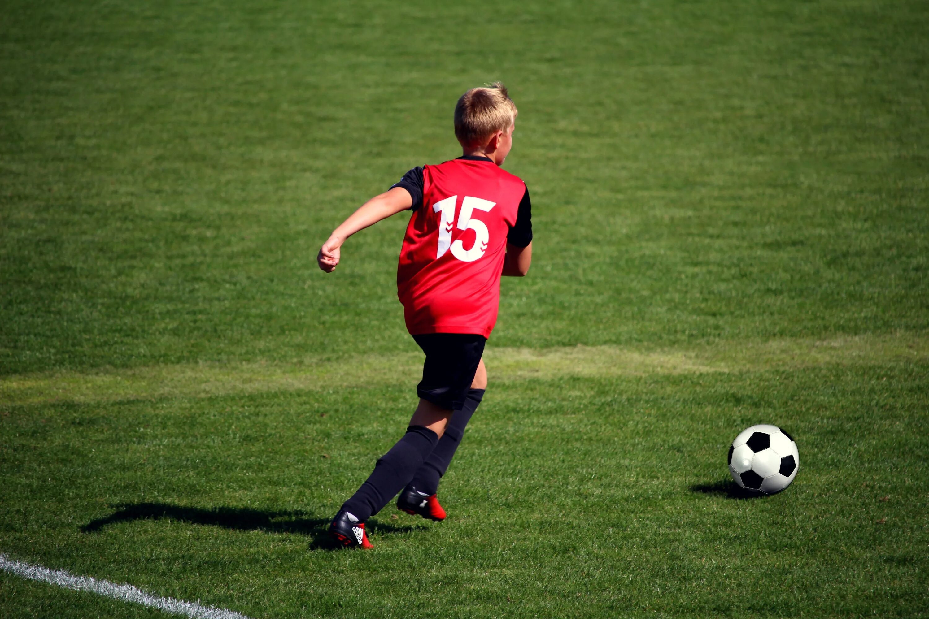 I can playing football. Мальчик футболист. Дети футболисты. Мальчик с футбольным мячом. Ребенок с футбольным мячом.