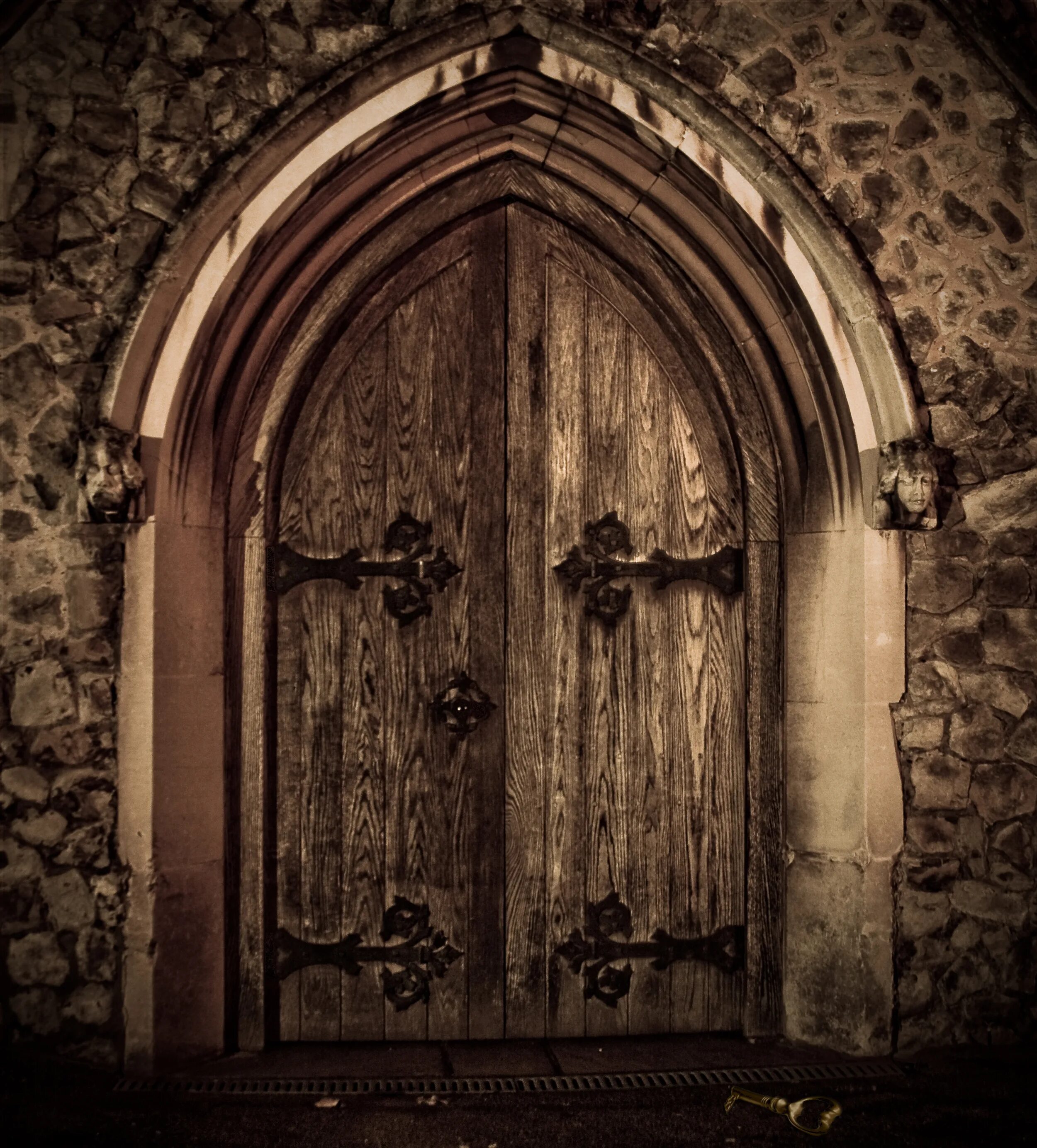 Открытые ворота замка. Двери в готическом стиле. Готическая дверь. Готические ворота. Дверь в средневековом стиле.