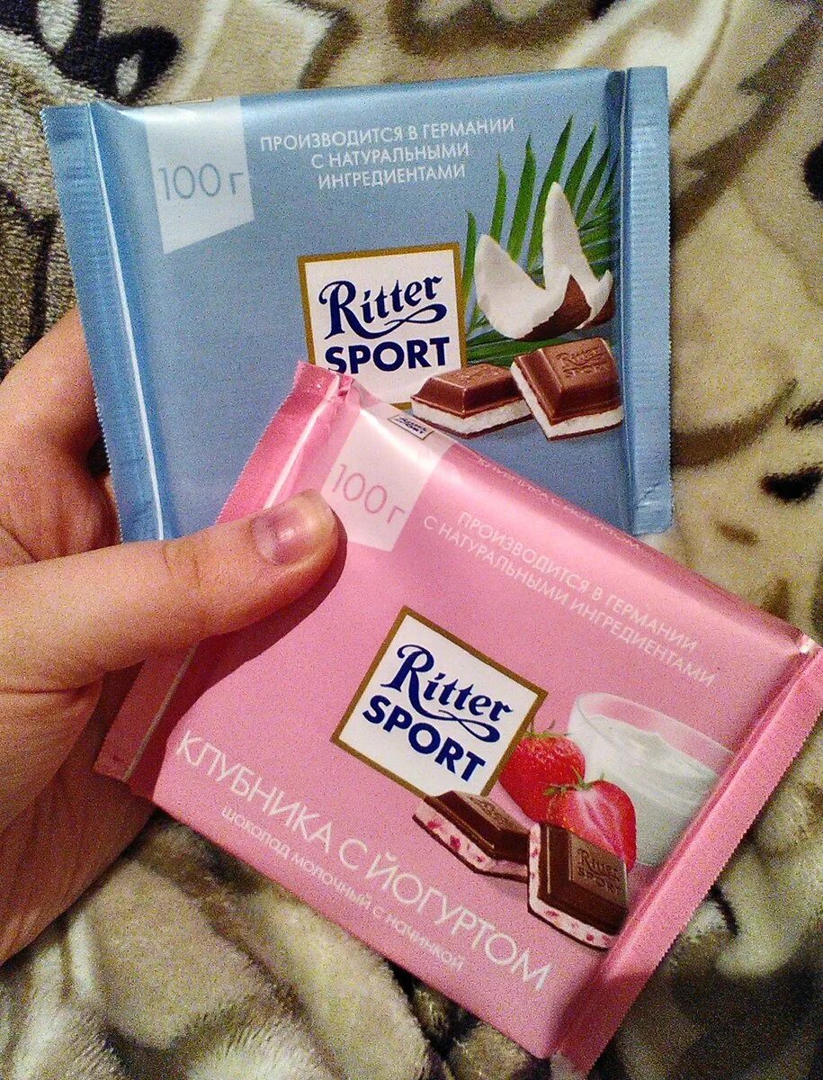 девушка в шоколаде. плитка шоколада. сладости шоколадки. девушка дарит подарок. дарить шоколадки девушке.