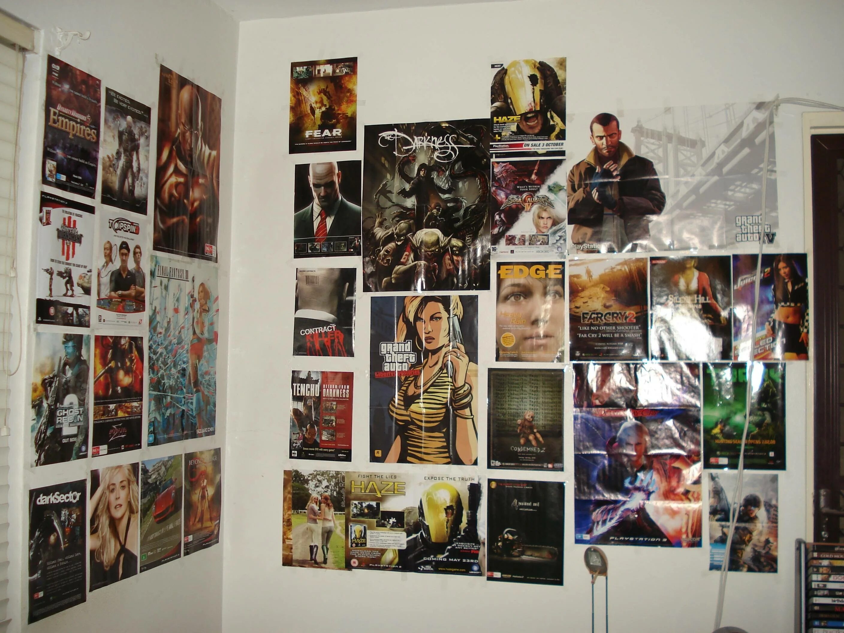 Постеры в комнату. Плакаты на стену. Постер из журнала на стене. Плакаты на стену в комнату.
