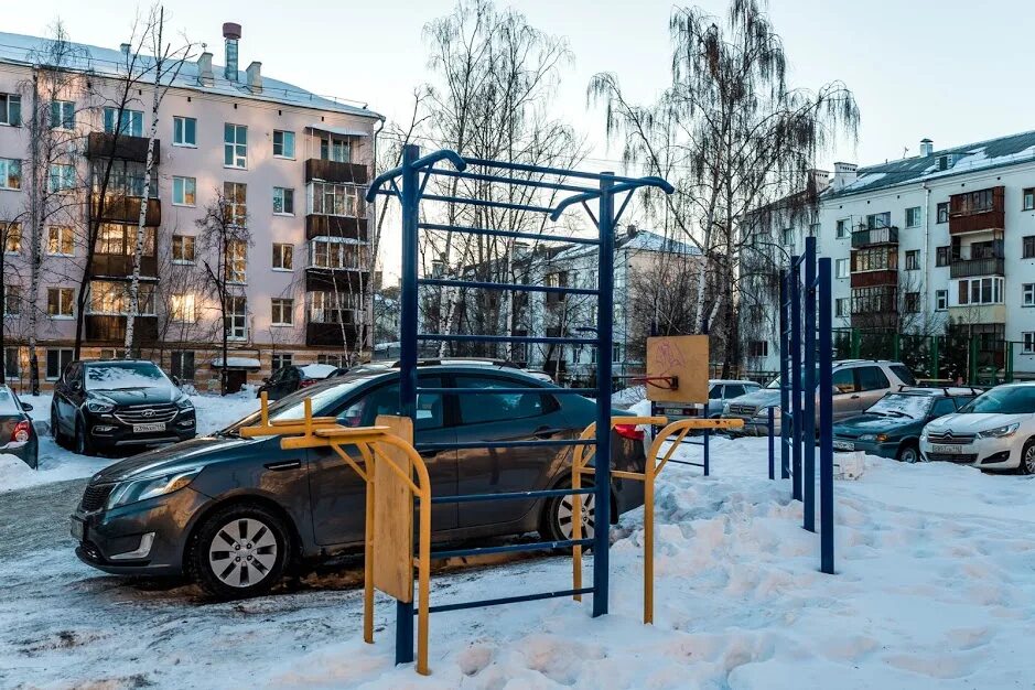 Парковка на зеленой зоне. Парковка под канаткой Бор.