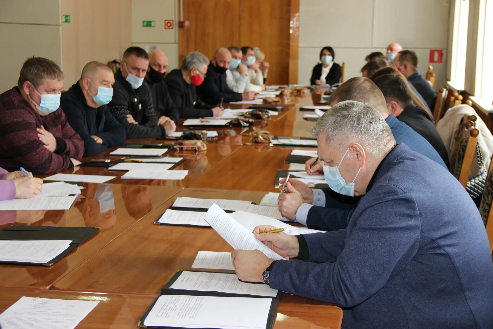 Погода в гуково. Глава администрации города Гуково Гриненко. Гриненко администрация Гуково. Глава администрации г Гуково Ростовской области. Администрация Гуково 2000 год.