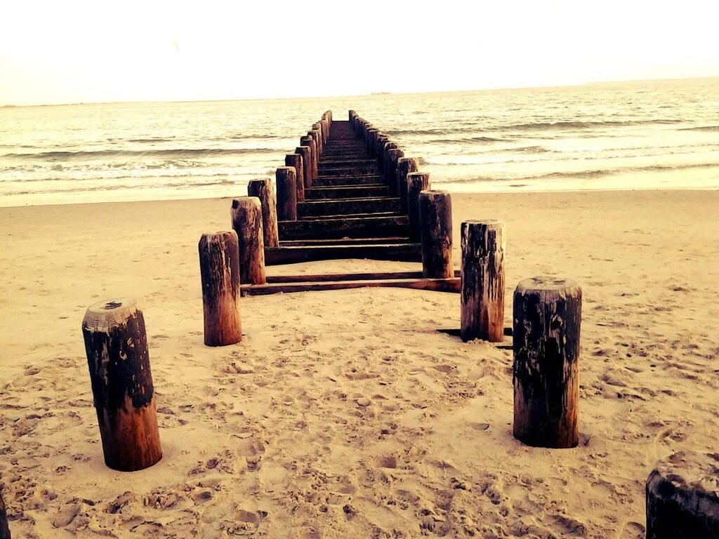 More wooden. Деревянный Пирс. Деревянный мостик на пляже. Деревянные столбики на море. Деревянное море.