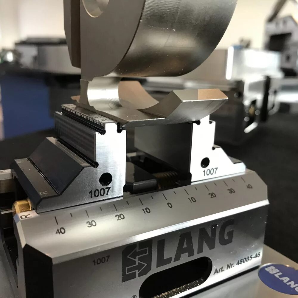 Тиски 5 axis. Тиски 3 осевые. 18. 5 осевые тиски. Тиски самоцентрирующиеся 50 мм низкопрофильные,garvin.
