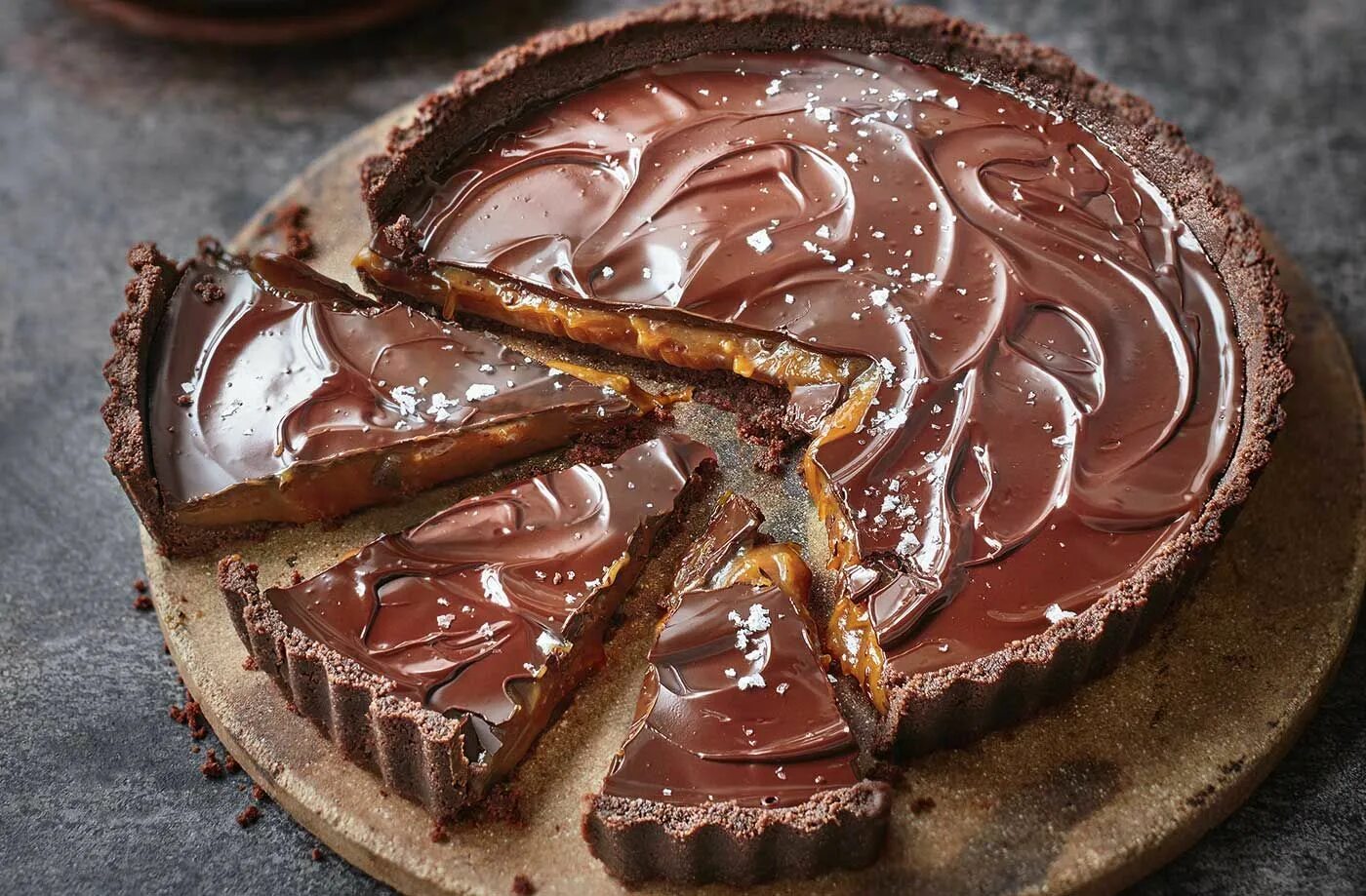Шоколадный тарт. Пирог с шоколадной пастой. Пирог тарт шоколадный. Выпечка с шоколадной пастой. Пирог с соленой карамелью.