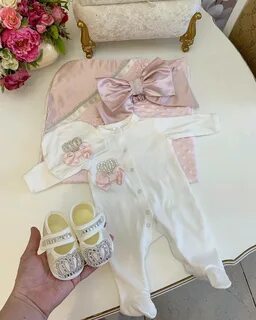 На выписку из роддома для девочки