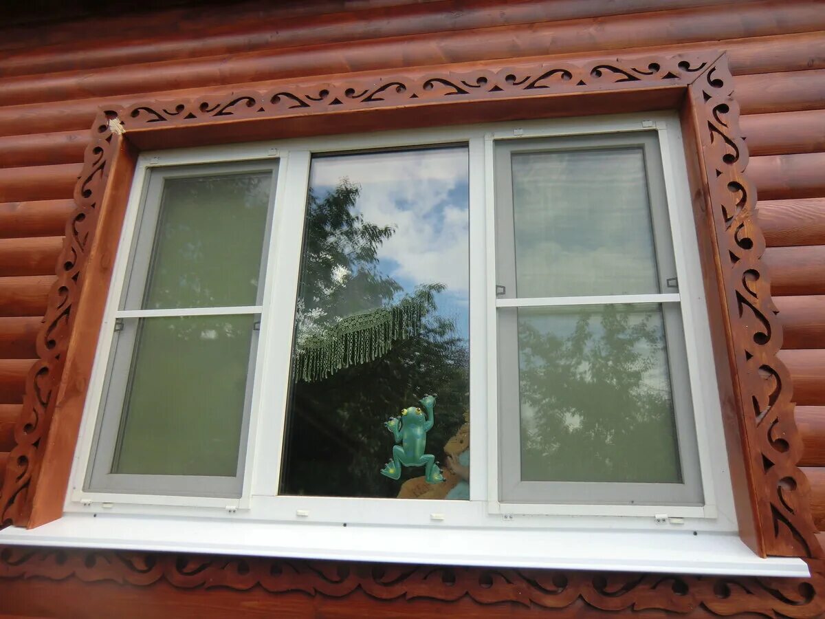 Наличники на окна для внешней отделки купить. Наличники на окна. Наличники на окна деревянные. Наличники оконные деревянные. Деревянное обрамление окна.