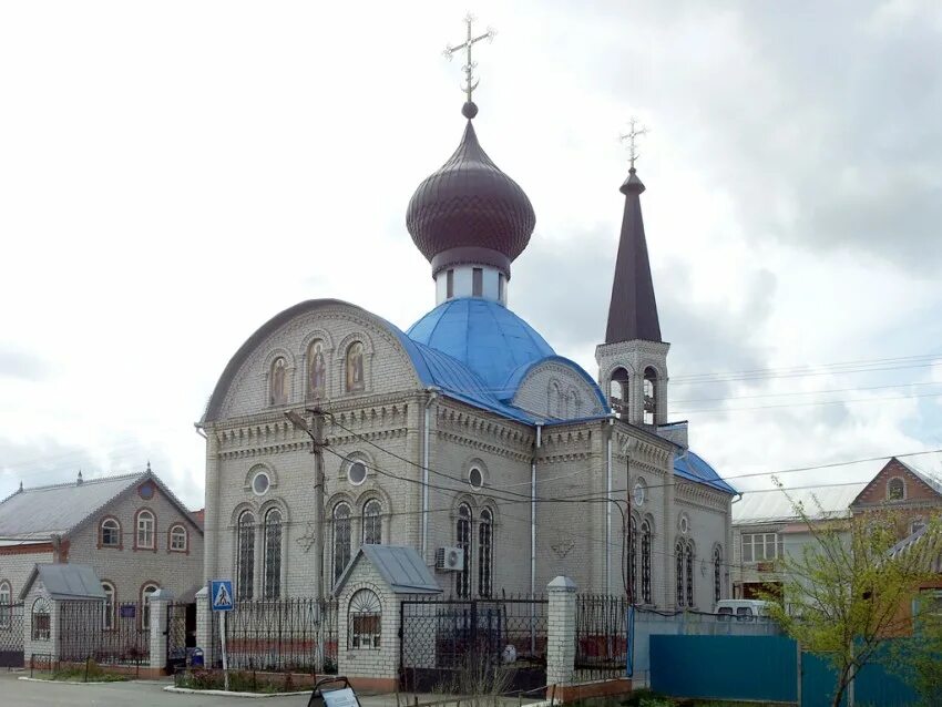 Поселок мостовской краснодарский. Мостовской храм Рождества Пресвятой Богородицы. Церкви в посёлке Мостовской. Пгт Мостовской Мостовский район. Станица Мостовская Краснодарский край.