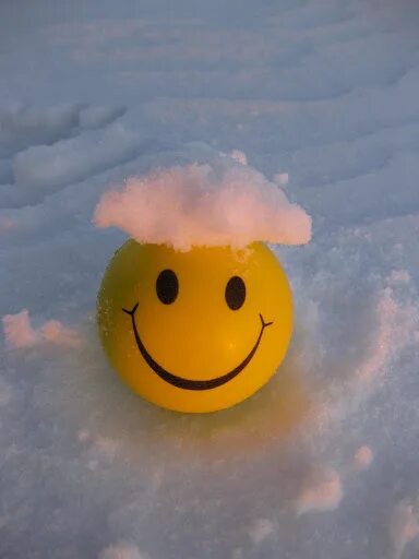 Открытки с добрым утром солнышко. Открытки с добрым утром зимние. Смайлик зимой. Зимнее настроение. С добрым зимним утром и хорошим днём.