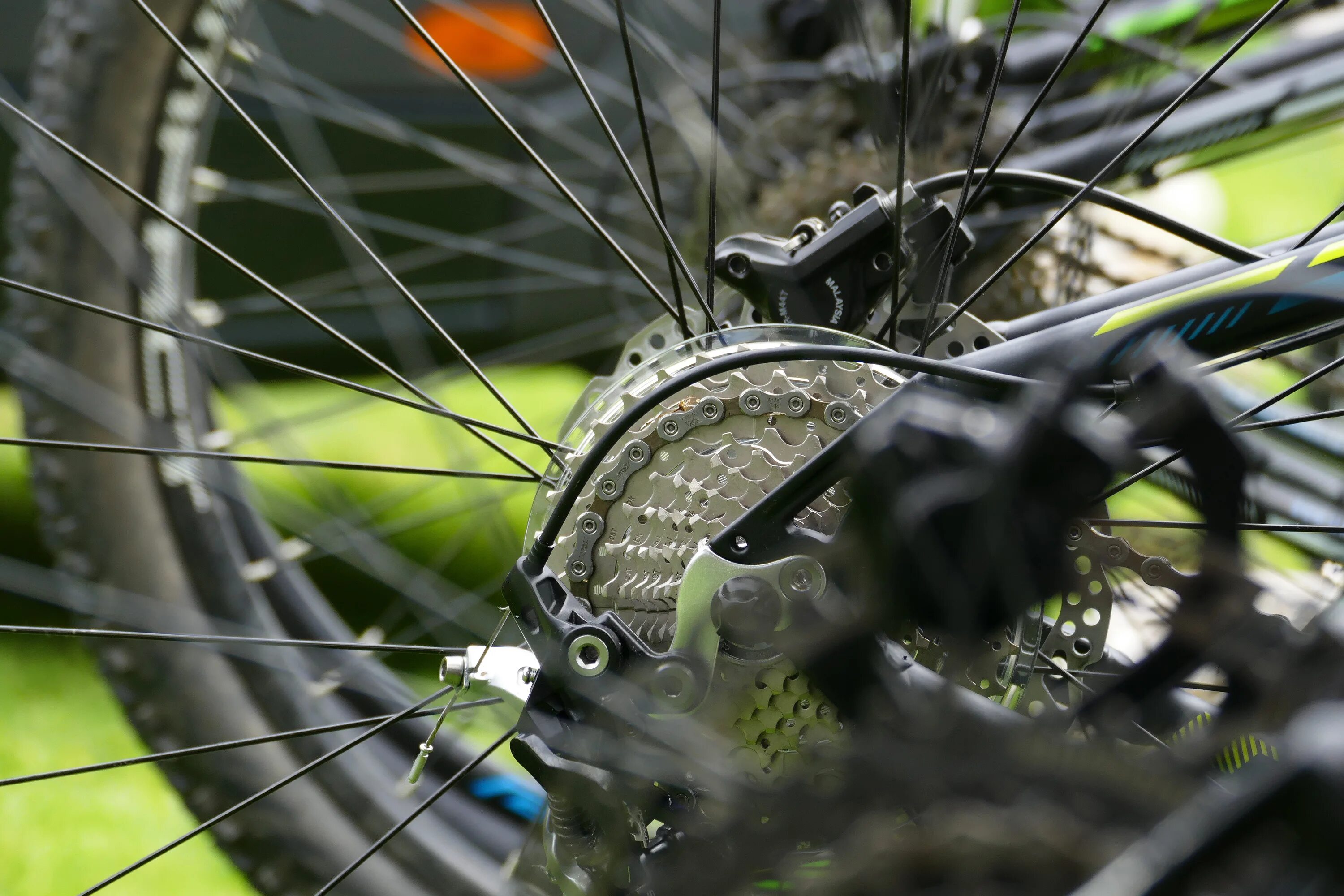 Shimano tourney b tension. Переключатель скоростей на велосипеде заднее колесо. Защита заднего переключателя скоростей stels. Защита заднего переключателя на велосипед стелс 610. Защита заднего переключателя велосипеда мерида.