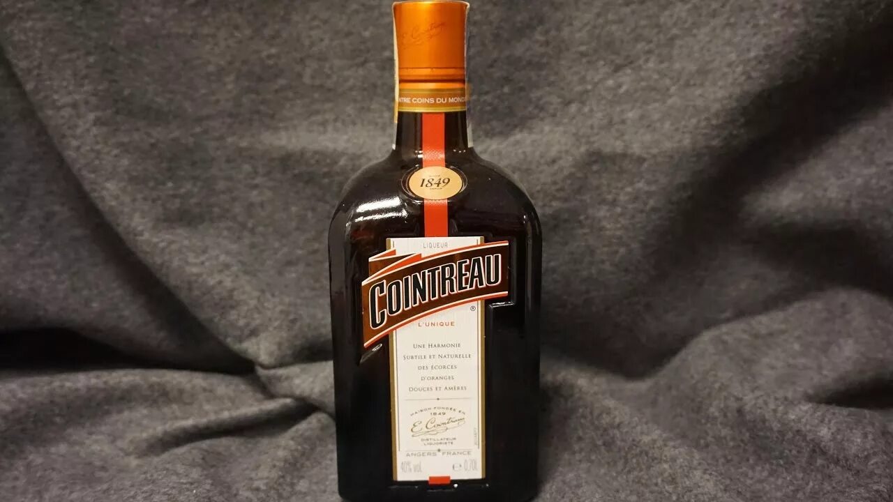 Cointreau 40%. Французский ликер Куантро. Ликер Куантро крепость. Ликер Куантро Noir 40%. Куантро ликер красный