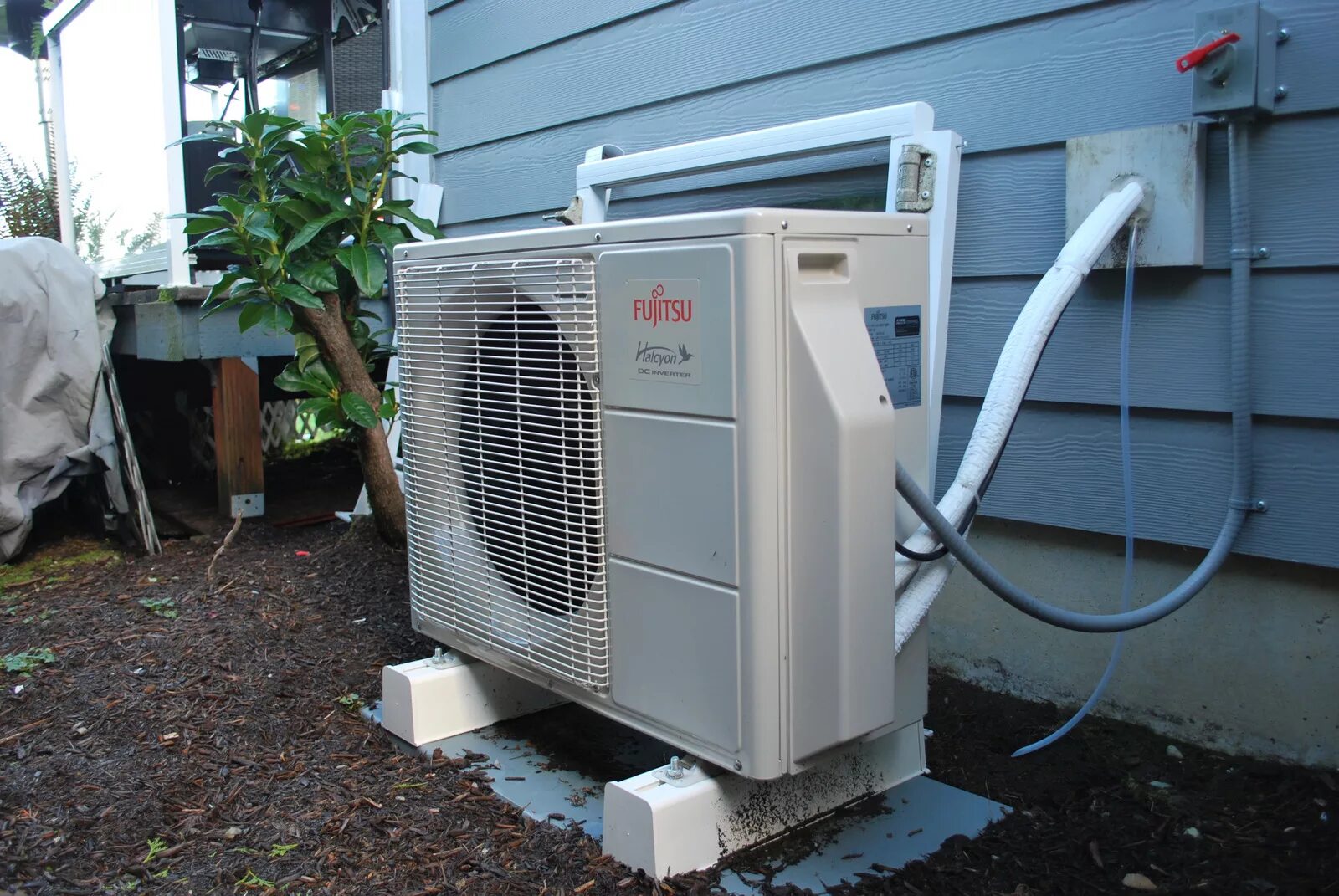 Установки воздух воздух. Heat pump тепловой насос. тепловой насос тн-100. крепление наружного блока сплит системы на землю. тепловой насос воздух-воздух.