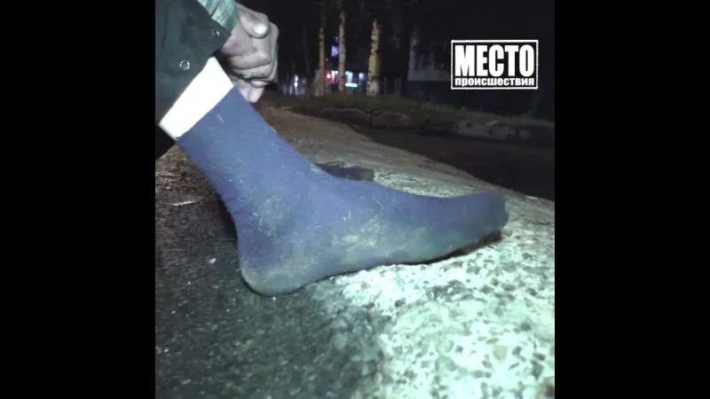 Песня чтоб слетели тапочки. Тапочки слетели тапочки. две тапочки слетели. тапочки слетели мем. аж 2 тапочки слетели.