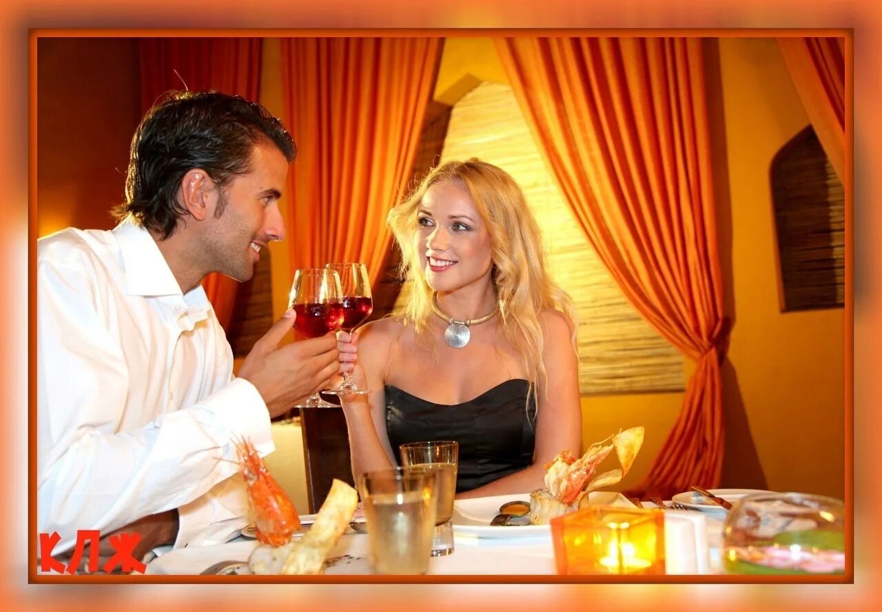 Романтический ужин в ресторане. Блондинка в ресторане. Блондинка с парнем в ресторане. Мужчина в кафе с женщиной блондинкой.