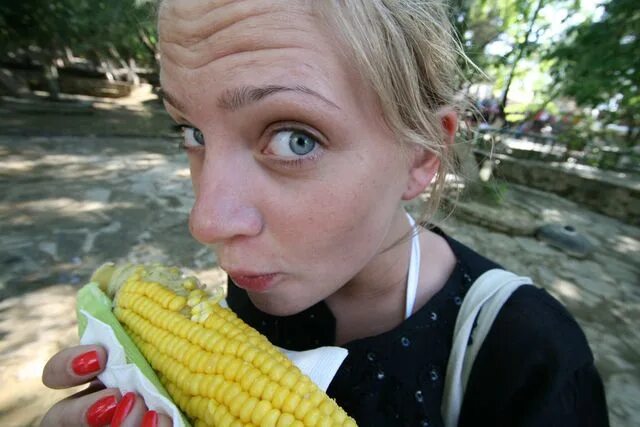 Большая кукурузина. Кукурузина Ивана Кузина. Девушка с кукурузой. Девушка Обсасывает кукурузу.