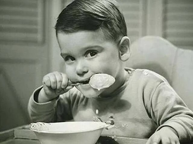 Советские дети едят. Что кушали дети в СССР. Манная каша. Советские каши. Бесполезная каша