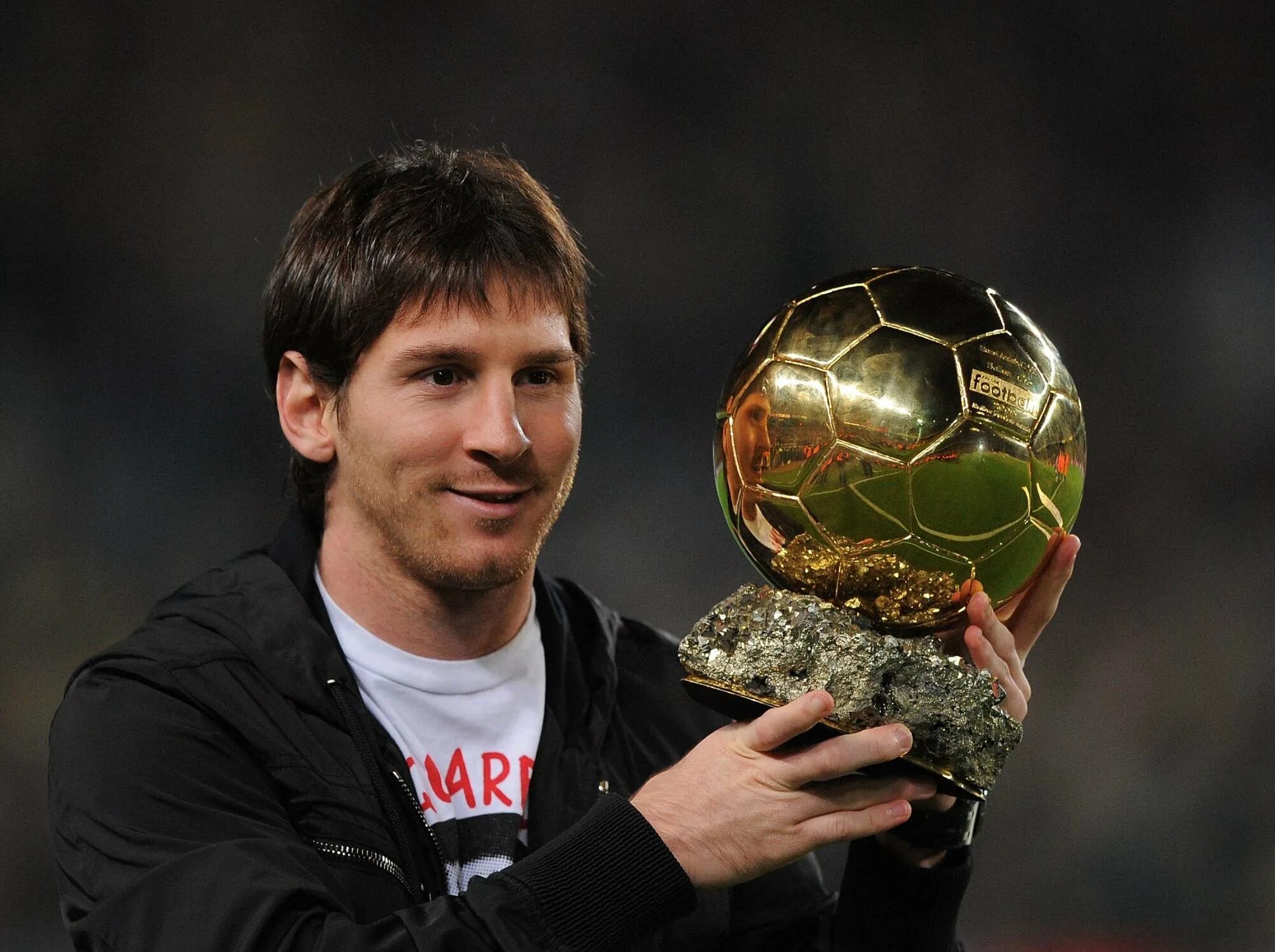Лионель Месси золотой мяч 2010. Лионель Месси золотой мяч. Lionel Messi 2010 золотой мяч. Лионель Месси фото.