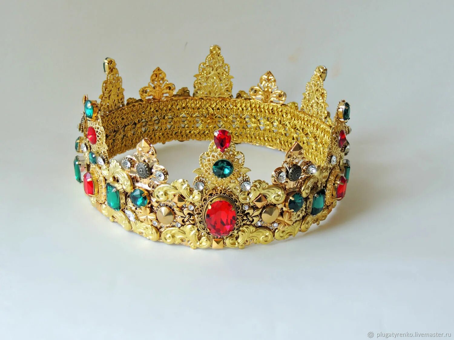 Купить корону хабаровск. Корона мужская. Мужчина в короне. Высокая корона. Мужская корона обруч.