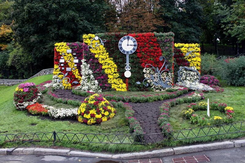 Фестиваль цветов в челси в великобритании. Парад цветов bloemencorso в голландии. Поделки на праздник цветов. Композиция из цветов на день города. Необычные композиции из цветов.