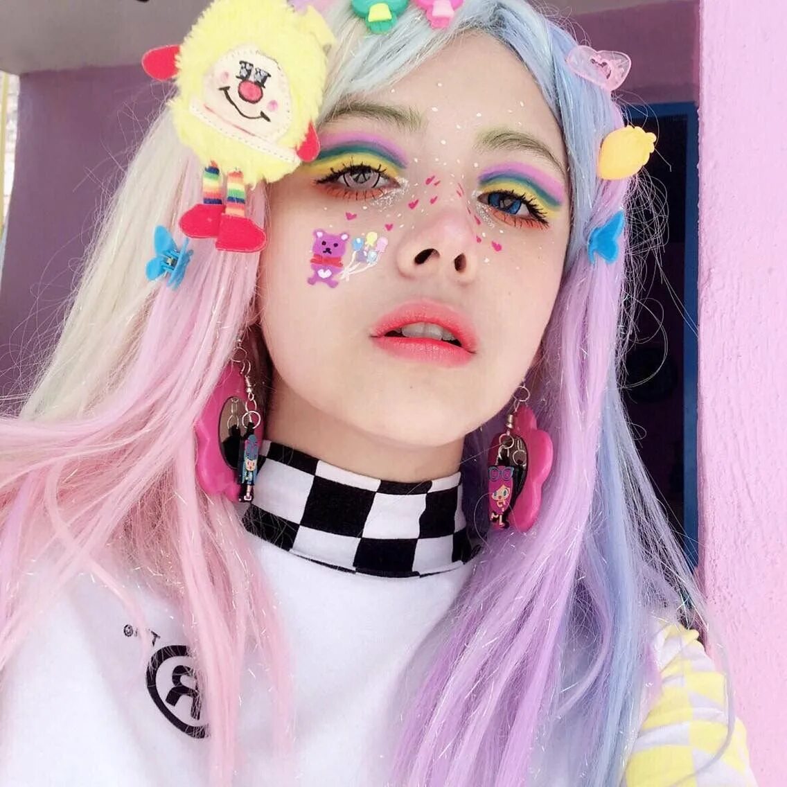 Прическа с двумя гульками. Стиль софт гёрл одежда и аксессуары макияж. Эмо маникюр. Софт гёрл. Прическа с двумя пучками.