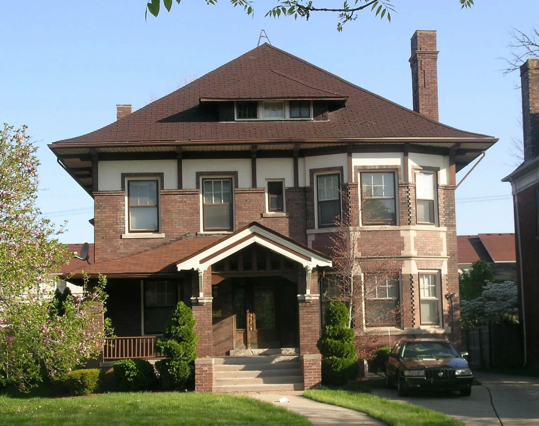 Красивые навесы над крыльцом. Здание из красного кирпича. Дом из красного кирпича с серой крышей. Красивый дом с шатровой крышей. Дом из красного кирпича с коричневой крышей.