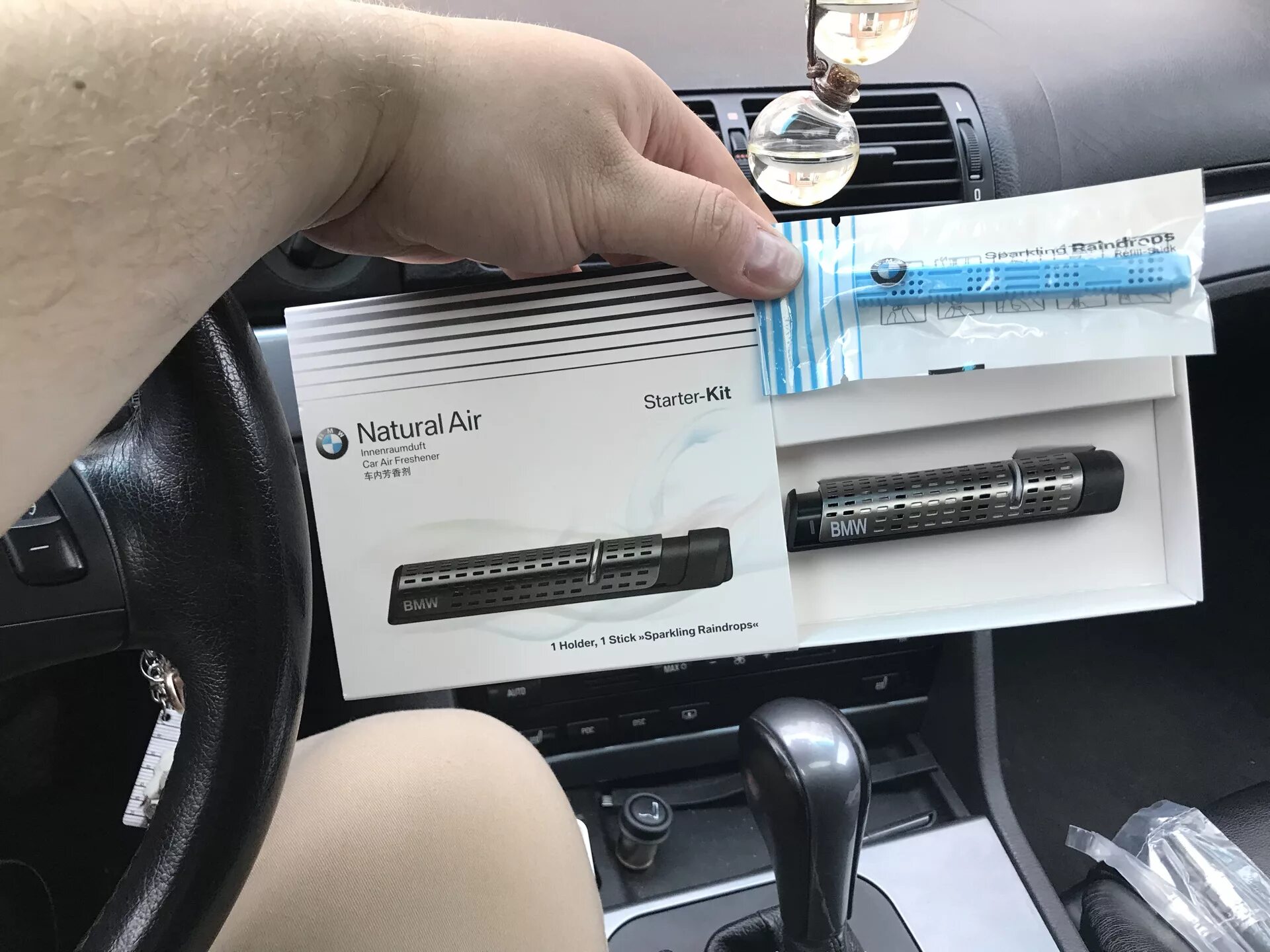 Пахучка бмв оригинал. 831222856673 ароматизатор бмв. Штатный ароматизатор бмв. Ароматизатор для bmw f15. Bmw 64119382585 ароматизатор.