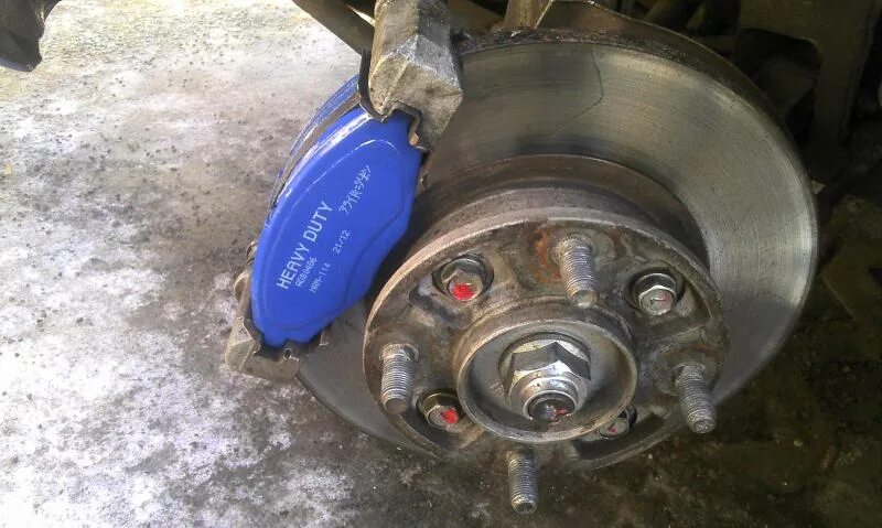 Как определить что колодки стерлись. Колодка не отходит от диска. B9553 колодки. Колодка не отходит от диска. Колодка не отходит от диска.