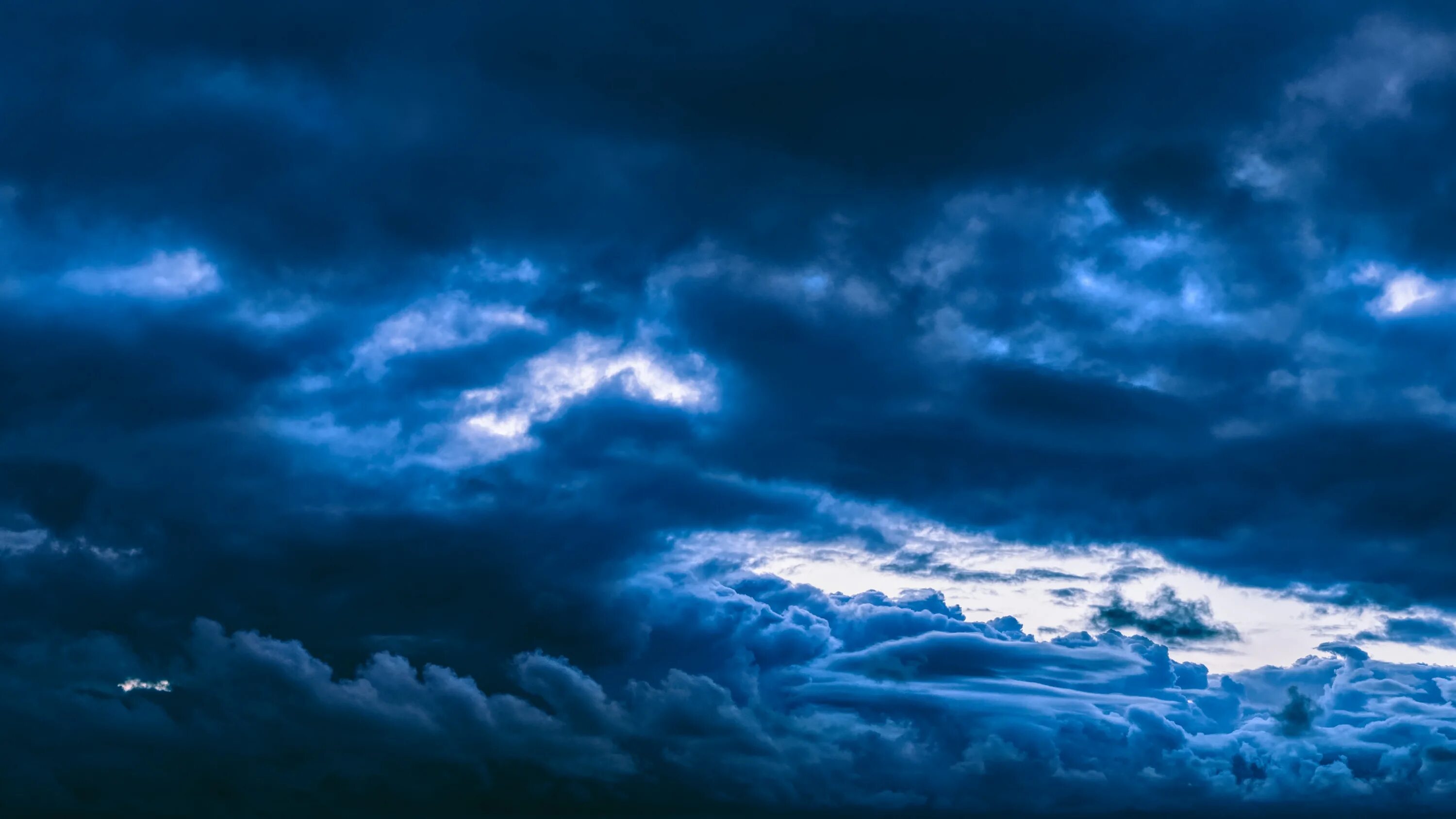 Море пристань. Море спокойствия. Красивое небо с облаками. Необычное небо. Синие облака.