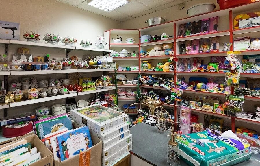 продавщица хозтовары. кассир в супермаркете.