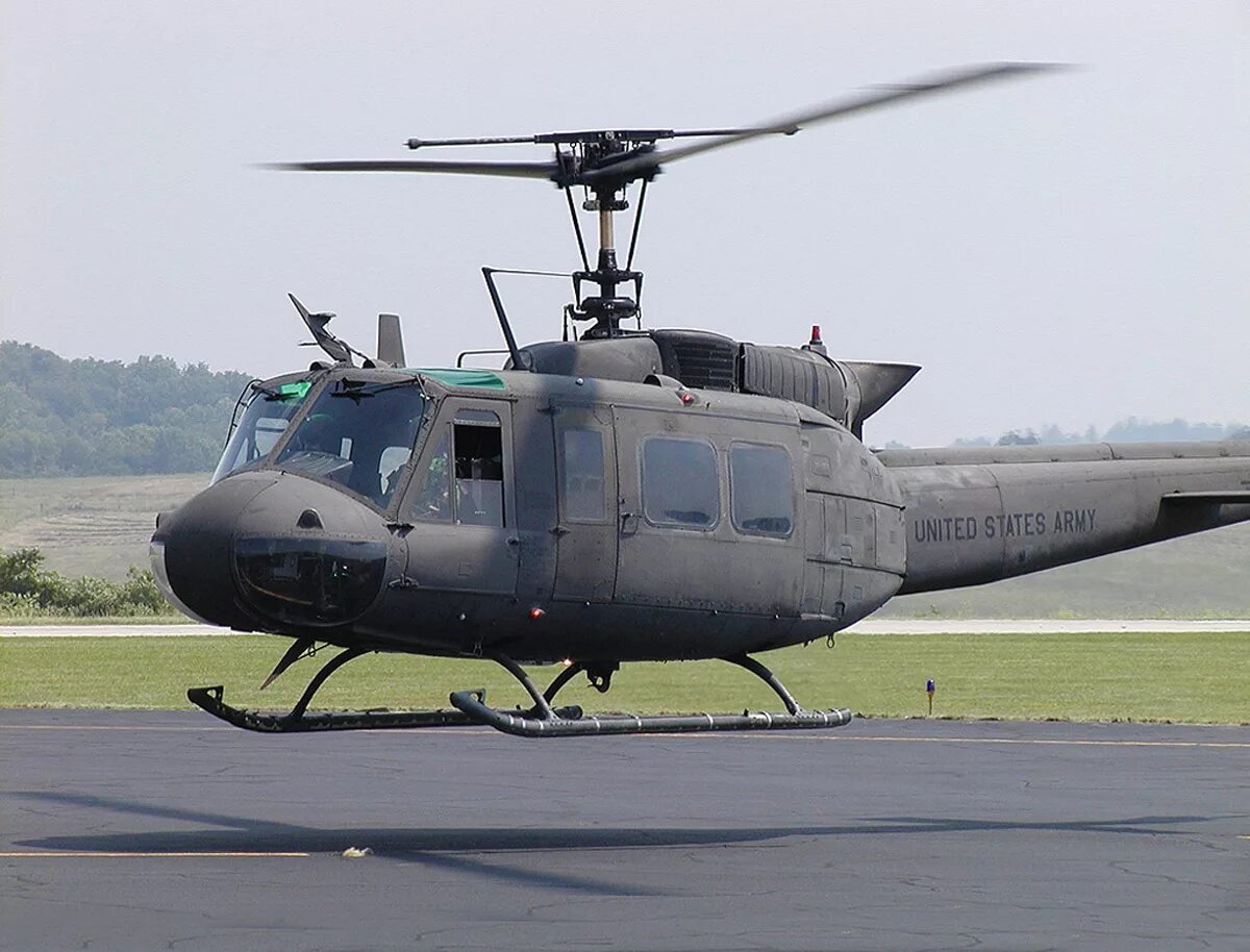 Uh-1 хьюи вьетнам. Uh-1h huey. Белл uh-1 «ирокез». Вертолет bell "uh-1 huey". Uh-1 iroquois во вьетнаме.