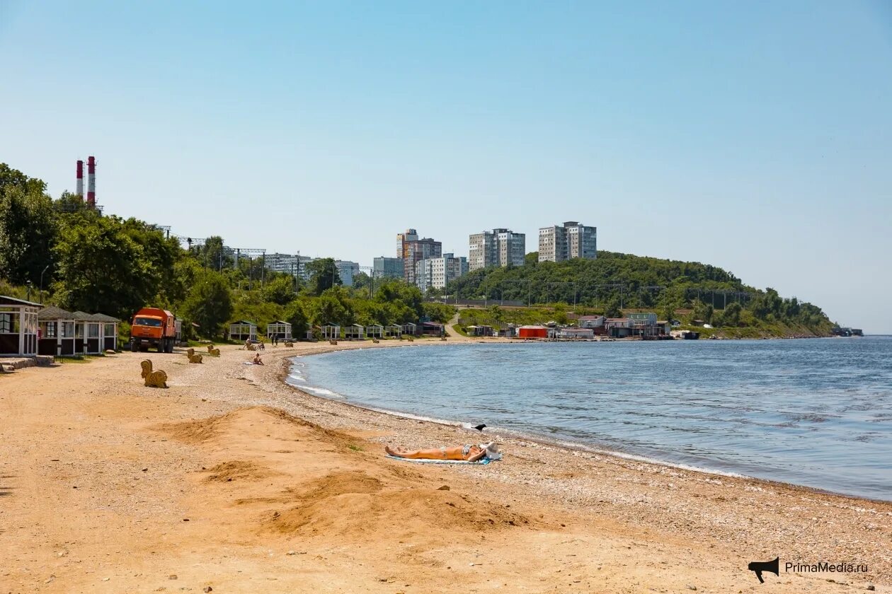 Пляжи владивостока где можно. Пляж Аякс Владивосток. Бухта Тихая Владивосток пляж. Двимовский пляж Владивосток. Пляж Аякс Владивосток фото.